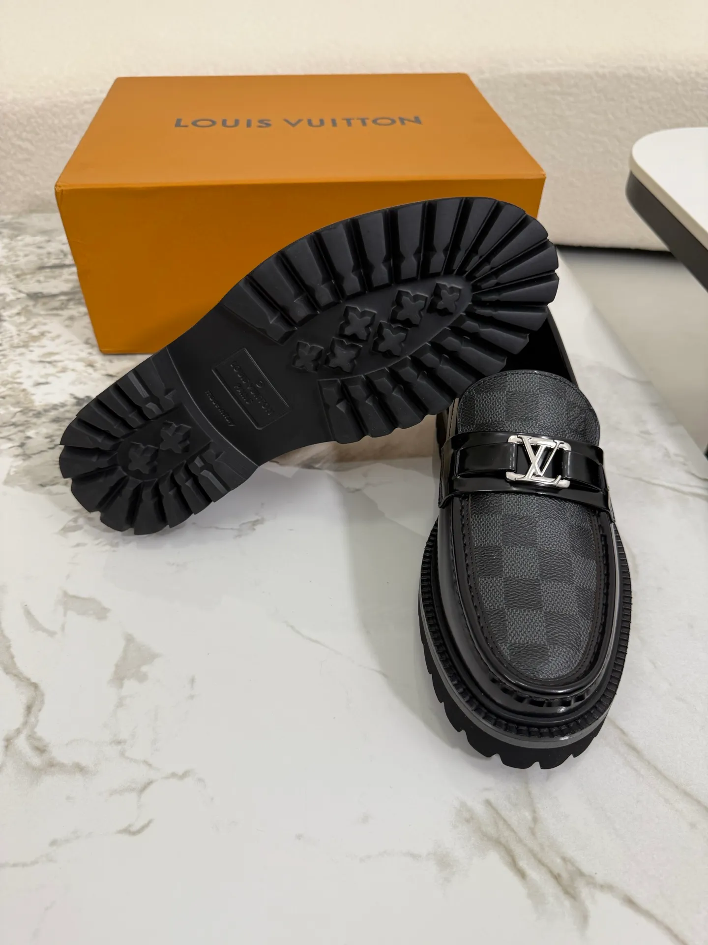 [L Family] Top P: 800💰 ▪️Size: 39-44 (38.45 custom-made) The top male god leather shoes Lv series are sold at the same time with original factory configuration, original cowhide fabric imported from Italy, soft and comfortable, imported water-dyed cow lining, soles: original ultra-light French foam outsole super comfortable, original factory with single goods 🔍🔍high quality, can be entered and exited at will, welcome to compare and synchronize.